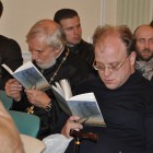 Внимательно читают книги протоиерей Александр Борисов, настоятель храма св. Косьмы и Дамиана в Шубине, и церковный историк и публицист Алексей Зайцев.