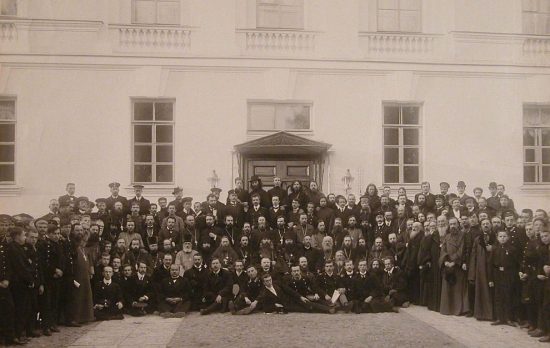 Группа преподавателей и слушателей Духовной семинарии у здания на Обводном канале, 19. 1909 год