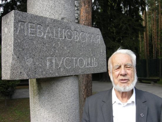 В.Т. Муравский у входа на Левашовское мемориальное кладбище, со значком Центра "Белое Дело". Источник фото: 1543.ru/SP/DV/muravsky/VT