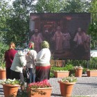 А их мамы и бабушки имели возможность следить за Божественной литургией во вновь освященном храме на больших экранах, установленных на улице.