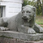 Обитатели поместья – каменные львы и симпатичные коты.