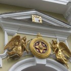 Орден над входом в Князь-Владимирский собор.