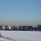 Сквозь льды, в сопровождении ледокольных буксиров, корабль покинул порт Санкт-Петербург.
