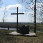 Рядом, на высоком берегу Мсты, поклонные кресты на местах захоронений жертв концентрационного лагеря НКВД
