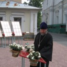 Настоятель собора протоиерей Владимир Сорокин рассказывает о выставке наград от времен крещения Руси до наших дней.