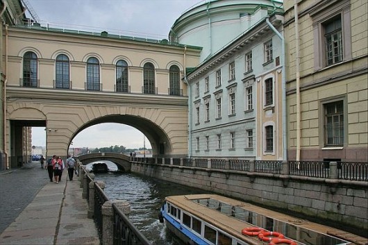 Здание Эрмитажного театра и фрагмент Зимнего дворца Петра I со стороны Зимней канавки