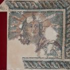 Фрагмент напольной мозаики с изображением «Персонификации Солнца». Поздний III – ранний IV в. Археологический музей в Спарте