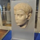 «Голова мальчика с крестом на лбу». Римская империя. Аттическая мастерская. I в.  Византийский Христианский музей, Афины