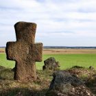 Милькунь, Докшицкий, Витебская обл. Каменных крестов в Белоруссии много, но в подавляющем большинстве они достаточно поздние - XVIII - XIX вв. Вероятнее всего, и эти замечательные живописные кресты, сохранившиеся на старом кладбище, были изготовлены тогда же.