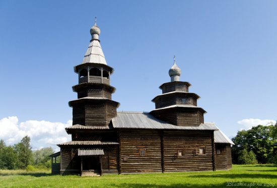 03 Ярусная церковь Николы 1757 года из д. Высокий Остров Окуловского района Новгородской области (музей Витославлицы)