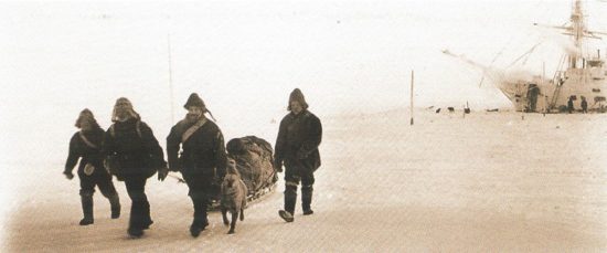 Лейтенант А.В. Колчак (3-й слева) со спутниками отправляется на о-в Бельковский во время 2-й зимовки «Зари»