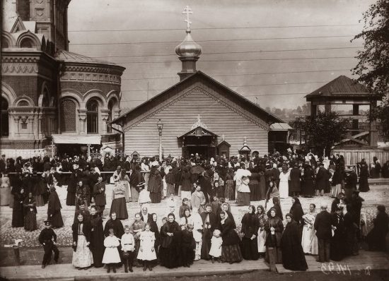 Часовня Божией Матери Всех Скорбящих Радости, начало 1900-х годов, рядом улица Смоляная. Прихожане у часовни