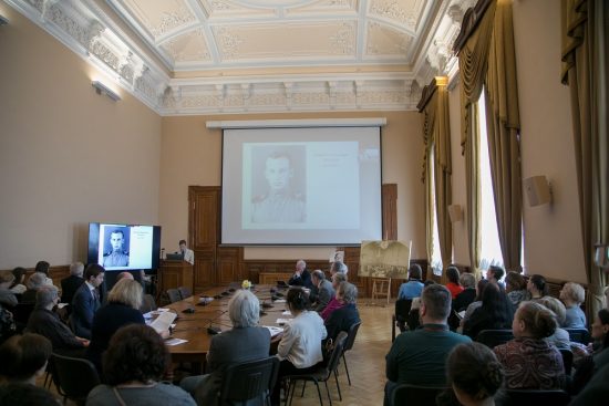 ФОТО конференция памяти Никулина к 100-летию со дня рождения. 27 апреля 2023 г. Чтения памяти Николая Николаевич Никулина (1923–2009), приуроченные к 100-летию со дня рождения крупнейшего отечественного специалиста по искусству Нидерландов. Михаил Борисович Пиотровский, открывая конференцию, сказал, что Николай Николаевич был замечательным ученым и человеком, его научные заслуги сочетались с общественным значением его деятельности. Вся жизнь Николая Николаевича была связана с Эрмитажем, среди его учителей был Владимир Францевич Левинсон-Лессинг, а к его ученикам принадлежит более половины сегодняшних сотрудников Отдела западноевропейского изобразительного искусства Эрмитажа. Исследования в сфере научной деятельности Николая Николаевича успешно продолжаются. Н. Н. Никулин широко известен и как автор блестящей прозы – книги «Воспоминания о войне». Тематика Чтений была обусловлена сферой научных интересов Н. Н. Никулина. Прозвучали доклады по искусству стран Северной Европы, воспоминания о Николае Николаевиче его коллег, фрагмент записок самого Н. Н. Никулина о его студенческих годах. Текст, фото: ГЭ. Книга Никулина «Воспоминания о войне» вышла в свет в 2007 году в издательстве Государственного Эрмитажа в серии «Хранители»