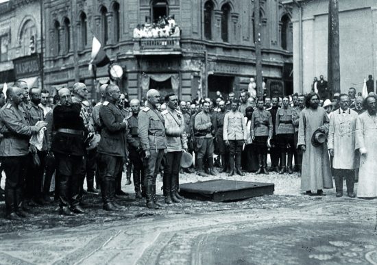 1919. Генерал А.И. Деникин со штабом перед молебном. Харьков