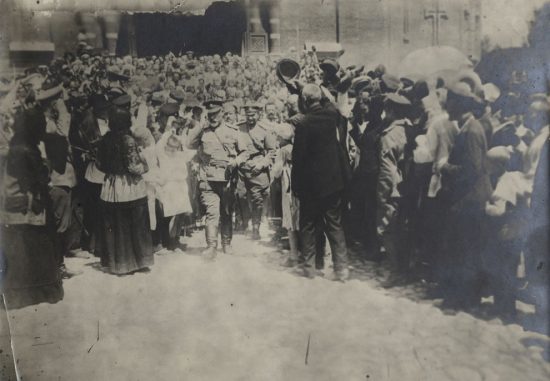 Народ приветствует Деникина после взятия Царицына, июнь 1919