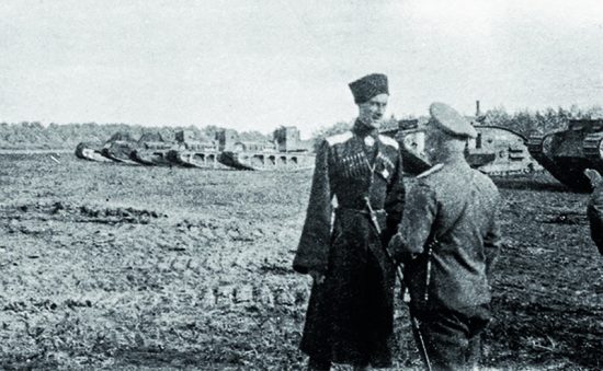 Главнокомандующий ВСЮР А.И. Деникин и барон П.Н. Врангель на фоне английских тяжелых и легких танков 1919