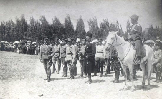 Парад войск в Царицыне. Главнокомандующий Вооружёнными силами Юга России генерал-лейтенант А.И. Деникин. Перед фронтом командующий Кавказской армией генерал-лейтенант П.Н. Врангель. На коне начальник 3-й Кубанской казачьей дивизии генерал-майор П.П. Мамонов. 20 июня 1919