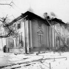 Обгоревшее здание собора Пресвятой Троицы с приставленными к нему пожарными лестницами 1913