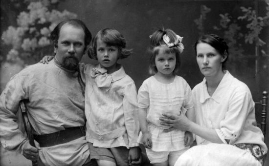 Николай и Татьяна Анциферовы с детьми Сергеем и Таней. 1927