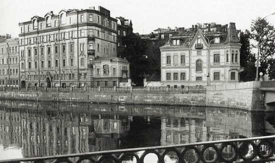 Вид с Храповицкого моста на дом Шрётера