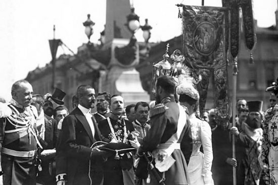 16 (27) мая 1903 года. На снимке - петербургский городской голова П. И. Лелянов преподносит Николаю II кнопку управления механизмом разводки Троицкого моста во время его торжественного открытия в день празднования 200-летия российской столицы16 (27) мая 1903 года. На снимке - петербургский городской голова П. И. Лелянов преподносит Николаю II кнопку управления механизмом разводки Троицкого моста во время его торжественного открытия в день празднования 200-летия российской столицы. П.Лелянов - родной дядя преподобномученицы Марии Гатчинской. 